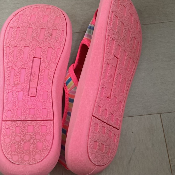 Pink water shoes - Picture 3 of 3